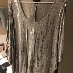 🎀Beautiful silver/grey dolman sleeved top.
